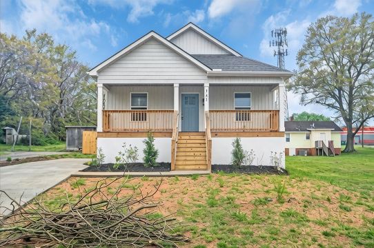 Greer Urban Retreat 3-bedroom house near DT Greer!