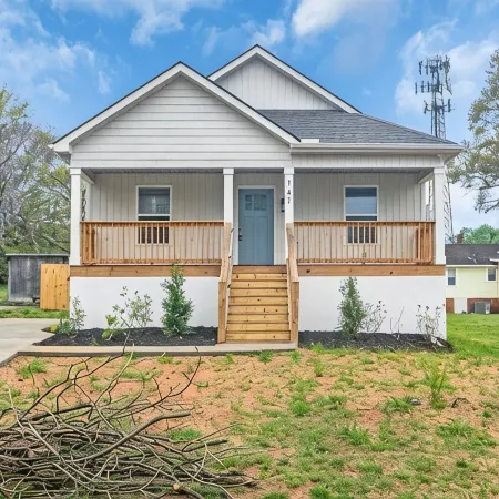 Greer Urban Retreat 3-bedroom house near DT Greer!