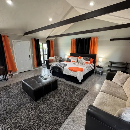 Secluded Studio-Style 1-Bed/1-Bath Poolhouse in Southern Hills/Tulsa w/ Pool
