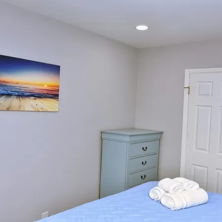 NEW BEACH LISTING -Walk To Beach, BBQ Grill, Scuba, Beach Chairs