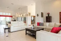 Rum& Little Barron Villa: Your North Side Haven-Beach, Ocean, Garden Views!