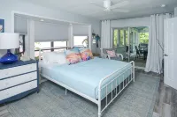 Island Time-Walk to the beach-Intercoastal home in tropical paradise! - 3 tähden