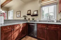 Single story Luxurious 1 BR 1 BA Kitchen Living Resort Pools Gym