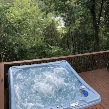 Lake front home, Hot tub, Boat dock near Flat Hollow Marina in Speedwell Tn.