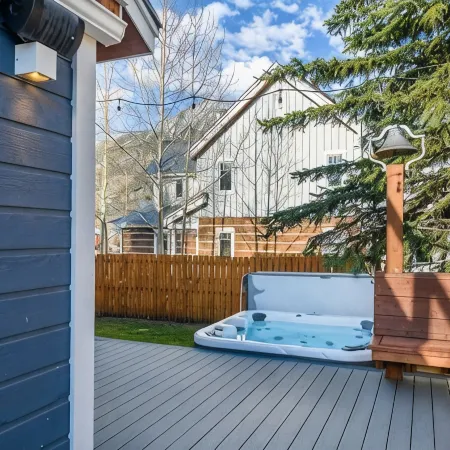 Luxury Home in Town, Hot Tub, Movie Theater, Large Fenced In Yard ⛰