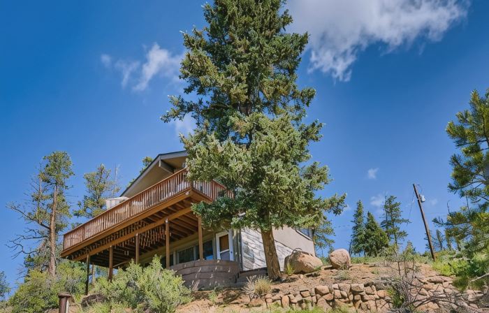 Falcon Ridge Chalet-Woodland Park: WiFi & Views, Deck and Views of Pikes Peak