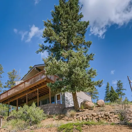 Falcon Ridge Chalet-Woodland Park: WiFi & Views, Deck and Views of Pikes Peak