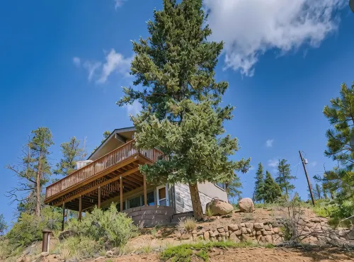 Falcon Ridge Chalet-Woodland Park: WiFi & Views, Deck and Views of Pikes Peak