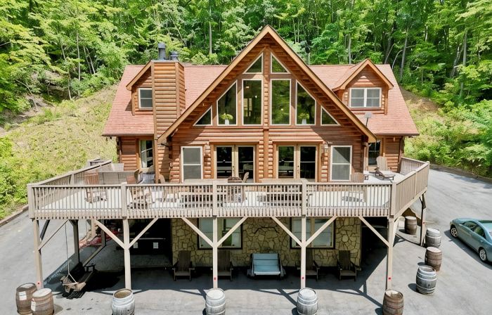 #1 PRVT. BLACK-MT. LUX LOG ESTATE. / HOT TUB / GAME RM / PETS / 2 FIRE PL. 6/6.5