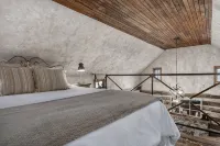 Voted Most Romantic! 1800's Peach Cabin/Close to Downtown/Hot Tub/Peaceful!