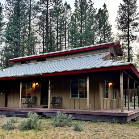 Cozy Cabin with wrap around porch. Walking distance to Chalet View Lodge.