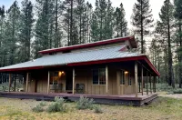 Cozy Cabin with wrap around porch. Walking distance to Chalet View Lodge.