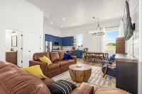 The Family Roost - warm, stylish new Barndo rolling hills & Rocky Mountain Views