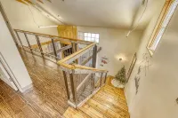 Modern Chalet, 2 Acre lot, HOT TUB and NEW OUTDOOR FIREPIT