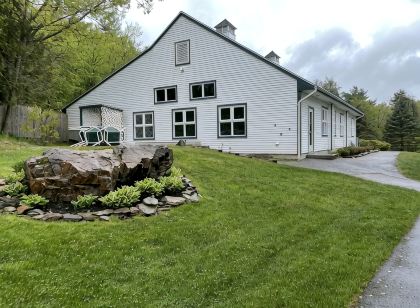 New! Studio A. Full kitchen. Walk to beach/town! Indoor/outdoor Pool; Sleeps 2