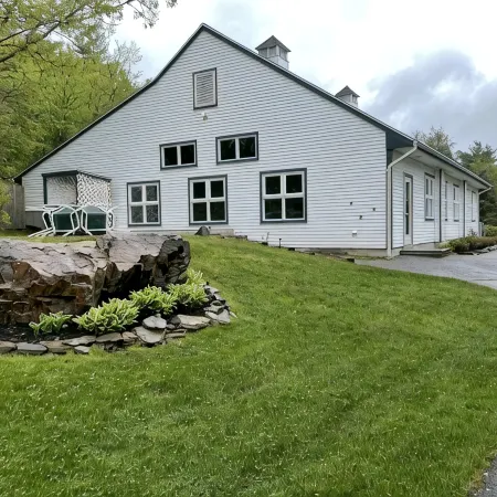 New! Studio A. Full kitchen. Walk to beach/town! Indoor/outdoor Pool; Sleeps 2