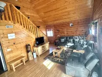 Cabin- no cleaning fees: Cranberry Fest, waterparks, trail riding for utv/atv Hotels in Warrens