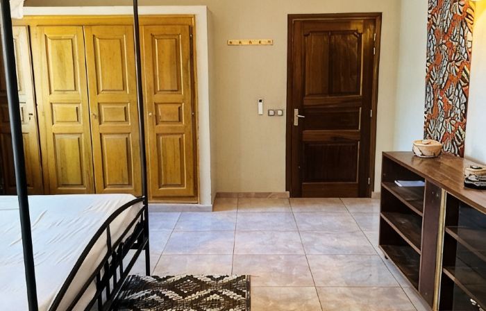 In Saly on the small coast house of 450 m2, with 5 bedrooms and private pool