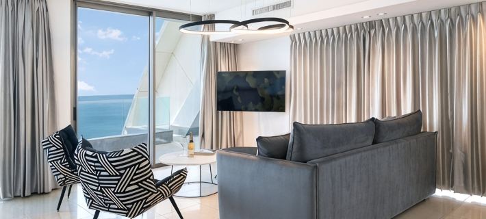 Ocean view mini penthouse on the 30th floor Hotels in Saron