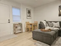 Cozy NEW basement suite located in beautiful Silver Valley, Maple Ridge 메이플리지 호텔