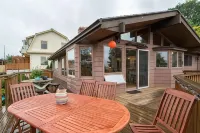 Tabor Hillside Retreat over the trees, walk to trails, and Montavilla cafes. - Jacuzzi
