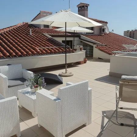 Top floor penthouse apartment with terrace in the historical center, 3 km from the beach