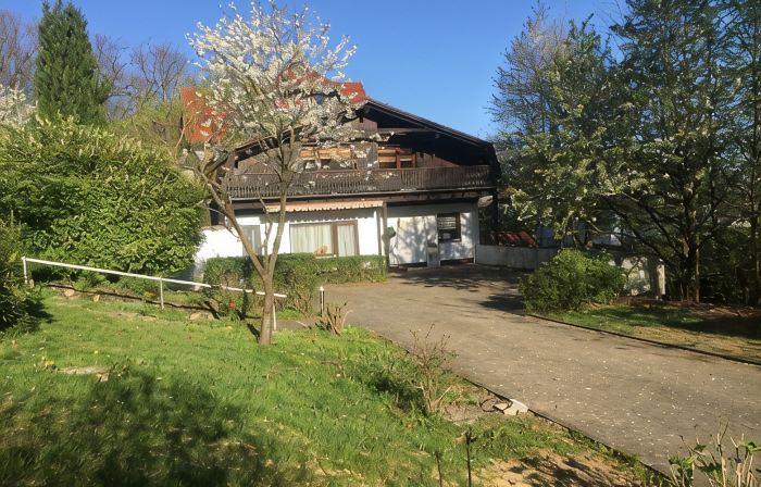 Separate, Comfortable House for 6-8 Guests - 3 Bedrooms, 3 Bathrooms