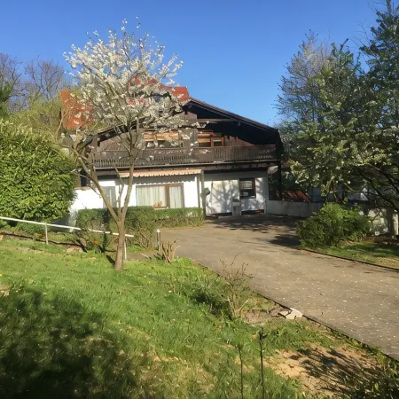 Separate, Comfortable House for 6-8 Guests - 3 Bedrooms, 3 Bathrooms