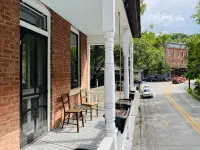 UP ON MAIN - a charming historic apartment in the heart of Eureka Springs