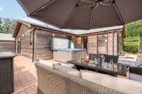 Hillside Lodge - sleeps 4/10  with wood burner and private hot tub - 3 Yıldız