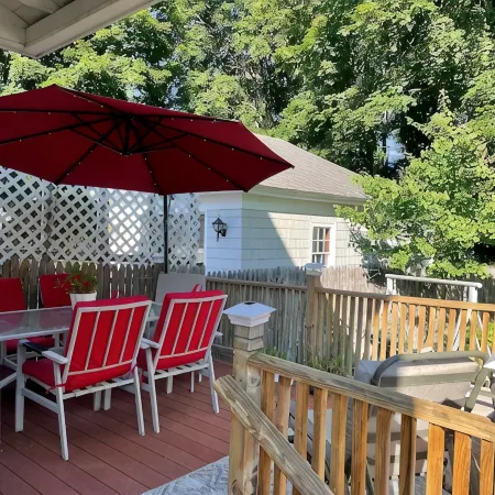Charming 2-bedroom house in marvelous Auburn with AC, WiFi, and fenced yard.