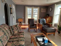 Renovated Bungalow with Cozy Gas Fireplace Hotel di Iola