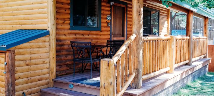 Updated cabin walking distance to both restaurants and amazing hiking trails! 아파치 군 호텔
