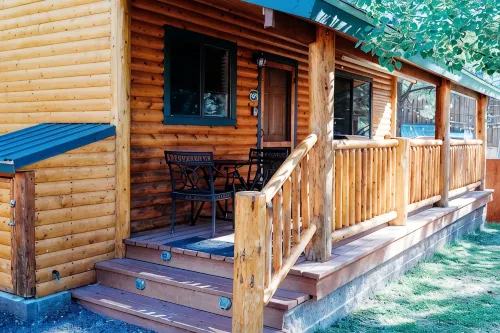 Updated cabin walking distance to both restaurants and amazing hiking trails! - WiFi