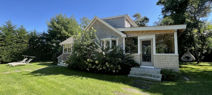 Vineyard Vacation Retreat with HOT TUB Hotels in Oak Bluffs