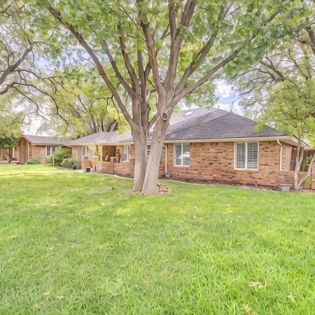 Right At Home-Midland Oasis with pool-billiards