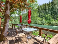 'RIVER HAVEN' is a serene riverside cabin on the Rogue River Hotels in Trail