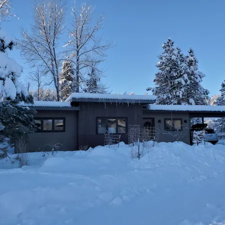 Lucky Star Cabin, A Mountain Modern Winthrop home on the Methow Trails system!
