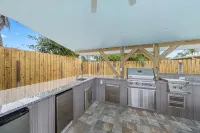 Heated Pool+Spa+BeachWalk+Bikes+MiniGolf+Beach Essentials &Toys+Outdoor Kitchen - 4-Star