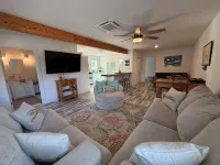River Home& 15 acres with your own beach next to Hodgson Mill. Hotels in Ozark County