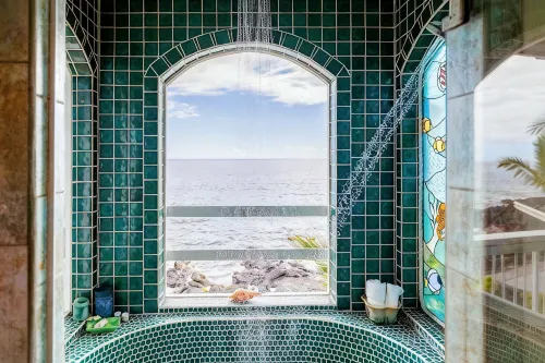 Private Oceanfront Home, Sleeps 10, Fire Pit, Minutes to Kailua, Backyard Beach - 4-Star