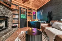 Epic Couples Retreat! Theatre! Waterfall! Jacuzzi! Firepits!