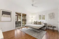 Stylish & Spacious Home with Hot Tub & 3-Season Deck - 4 estrellas