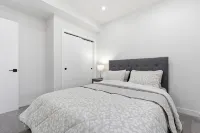 Stylish 2BR Basement Suite | 15 Mins to Airport - บังกะโล