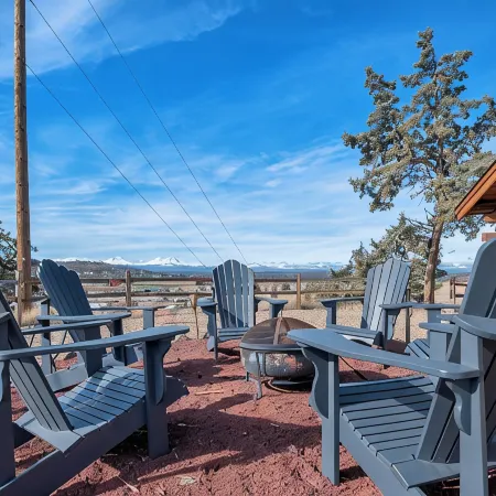 Mountain View Cabin Oasis near Smith Rock on Multi-acre Property, Dog-Friendly!