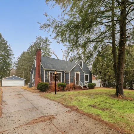 Peaceful Portage Lakes Retreat • Spacious 3Br on Private 1‑ Lot