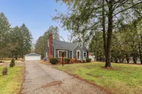 Peaceful Portage Lakes Retreat • Spacious 3Br on Private 1‑ Lot - Homestays