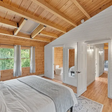 Our pondside cabin - a charming retreat with modern amenities near Wachusett Mtn