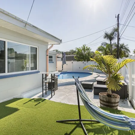 Lovely full house 3/2 w/ pool, few min from beach