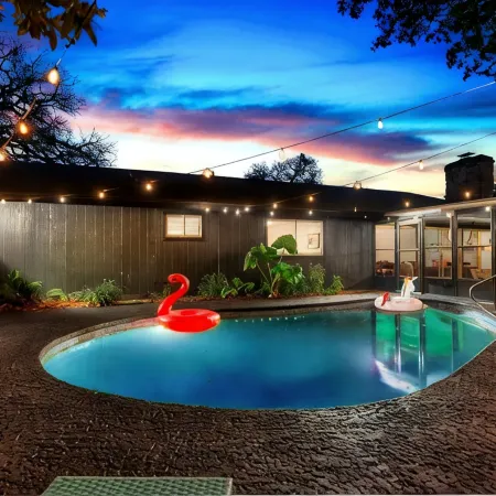 The Palm Royale: Mid century pool home in trendy East Austin sleeps 12!